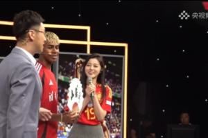 亚马尔做客天下足球收到折扇礼物，女球迷教亚马尔用中文念小孩哥图片